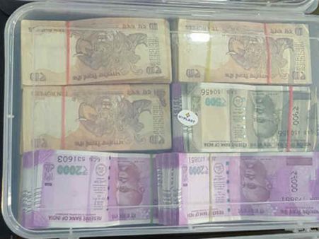 મંદિરમાંથી મહિલા પાસેથી 2000 તથા 500ની 16.13 લાખની નોટો ઝડપાઈ