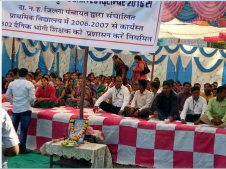 વાપીમાં જિલ્લા પંચાયતના શિક્ષકો કાયમી કરવાની માંગ સાથે ભૂખ હડતાળ પર