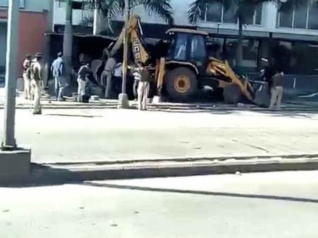 રાજકોટમાં રવિન્દ્ર જાડેજાની રેસ્ટોરાંનું ગેરકાયદેસર બાંધકામ તોડાયું