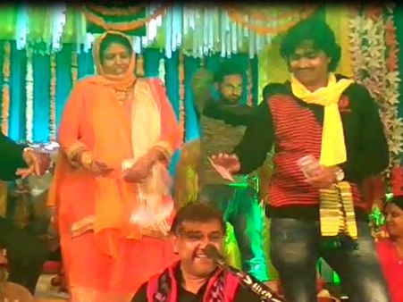 Viral Video : લોકગાયક કિર્તીદાન ગઢવીના ડાયરામાં ઉડી 500 અને 2000ની નવી નોટો