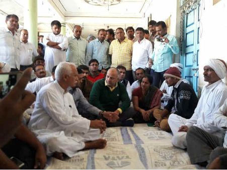 દિલ્હીના નાયબ મુખ્યમંત્રી મનીષ સિસોદિયા દુષ્કર્મ પીડિતાના પરિવારની મુલાકાતે