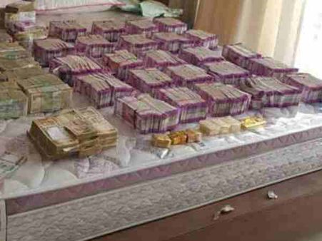 દરજીના ઘરે EDનો દરોડો, 2.5 કિલો સોના સમતે લાખોની કેશ જપ્ત થઇ