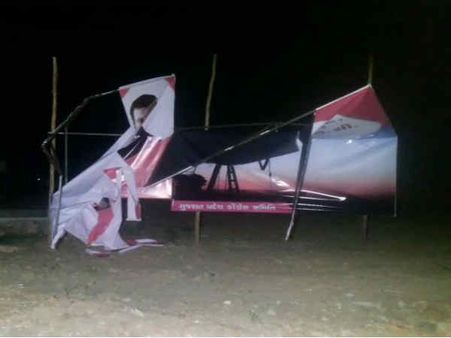 મહેસાણામાં રાહુલ ગાંધીના પોસ્ટર ફાડીને થયો વિરોધ