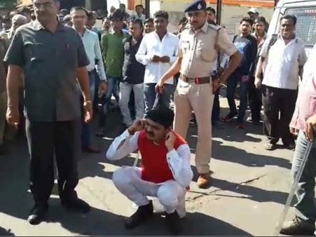ભાજપ કાર્યકરે ડ્રાઇવર સાથે કરી મારામારી, પોલીસે જાહેરમાં કાન પકડાવ્યા
