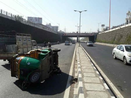 એસ.જી હાઇવે પર રિક્ષા અને કારનો અકસ્માત, રિક્ષાચાલક ઇજાગ્રસ્ત