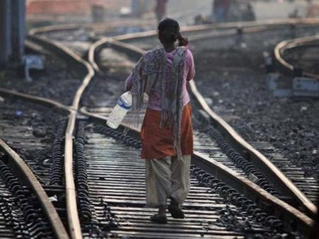 જાહેરમાં શૌચ કરનારાનો લોટો ચોરી કરી રહી 