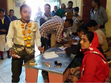 ગોંડલના દેરડી ગામે વરરાજાએ પણ કર્યું મતદાન