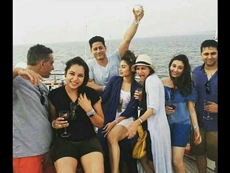 મિત્રો સાથે મૌની રોય-મોહિત રૈના મિત્રો સાથે મૌની રોય-મોહિત રૈના