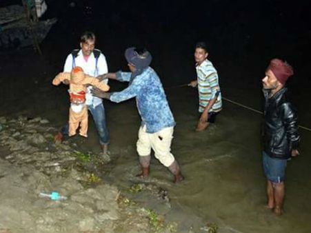 ક્ષમતાથી વધુ લોકો સવાર હતા ક્ષમતાથી વધુ લોકો સવાર હતા