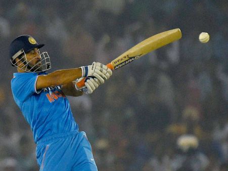 મહેન્દ્રસિંહ ધોનીએ વનડે અને ટી-20 ની કેપ્ટનશીપ છોડી