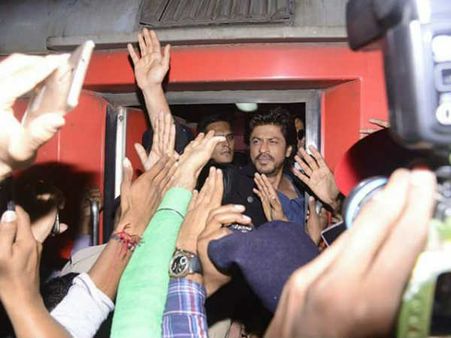 શાહરૂખ ખાન ફિલ્મ રઇઝ માટે આવ્યો વડોદરા, પણ ભારે ભીડમાં 1 ફેનની થઇ મોત