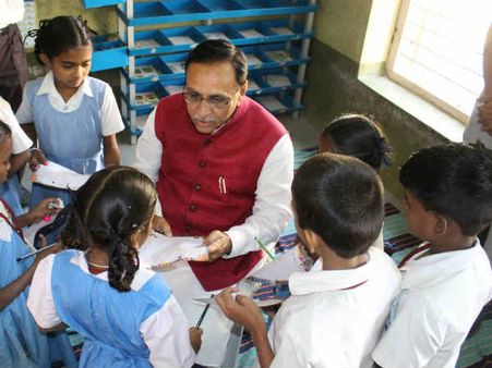 #Gunotsav :CM રૂપાણીએ કરી બારડોલીની શાળાની મુલાકાત