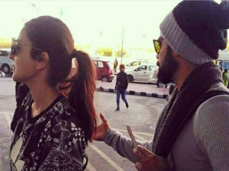 વિરાટ-અનુષ્કા ફરીથી એક વાર એરપોર્ટ પર હાથોમાં હાથ સાથે