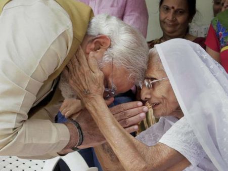 યોગા છોડી માતા હીરાબાને મળ્યાં PM નરેન્દ્ર મોદી