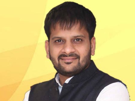 ઋત્વિજ પટેલને મહેસાણામાં એક યુવકે માર્યો તમાચો