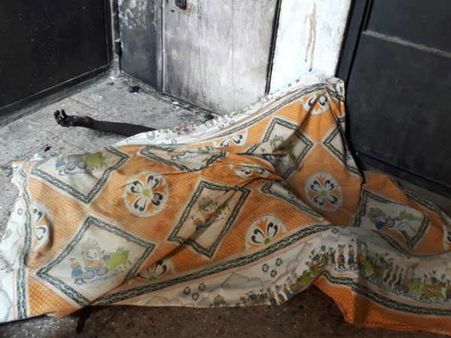 પ્રેમમાં પાગલ પ્રેમિકાએ પ્રેમીના ઘરના દરવાજા પાસે કરી આત્મહત્યા