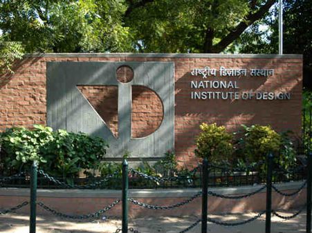 અમદાવાદઃ પોલીસે NIDના વિદ્યાર્થીઓને દારૂ પીતા ઝડપ્યા