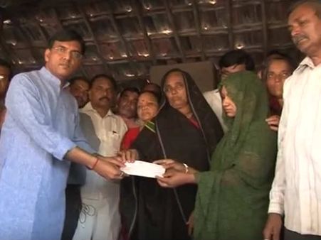 શહીદ દેવાભાઇના પરિવારને 15 લાખ રૂપિયાની આર્થિક સહાય કરાઇ