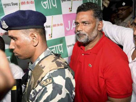 ધરપકડનું વોરંટ લઇ પહોંચી પોલીસ