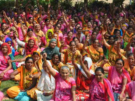 14 આંગણવાડી બહેનોને નોકરી નીકાળતા સુરતમાં થયો હંગામો