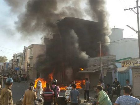 અંજારમાં અંજપા ભરી સ્થિતિ, કારણ યુવતીને ભગાડી જવું