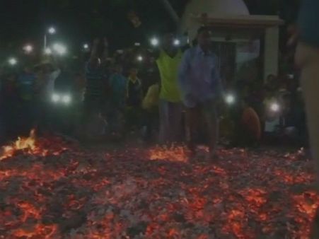 હોળીકા દહન બાદ આગના અંગારા પર ચાલ્યા લોકો