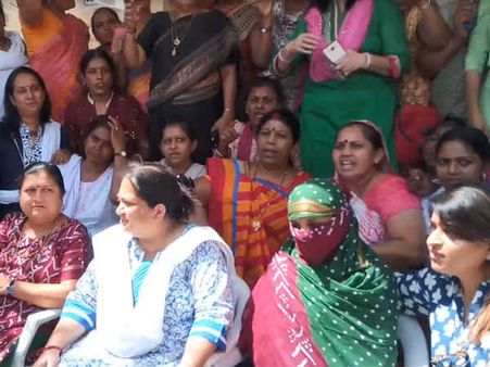 ધારાસભ્ય કામિનીબા રાઠોડને ટીંગાટોળી કરી ગૃહની બહાર લઇ ગયા