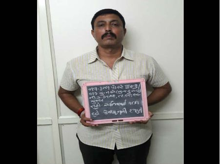 નોકરી હેડ કોન્સ્ટેબલની પણ ધંધો દારૂની હેરાફેરી, વાહ રે પોલીસ!