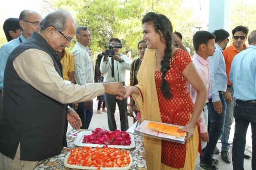 શિક્ષણ મંત્રીએ વિદ્યાર્થીઓને પુષ્પગુચ્છ આપી પાઠવી શુભકામનાઓ