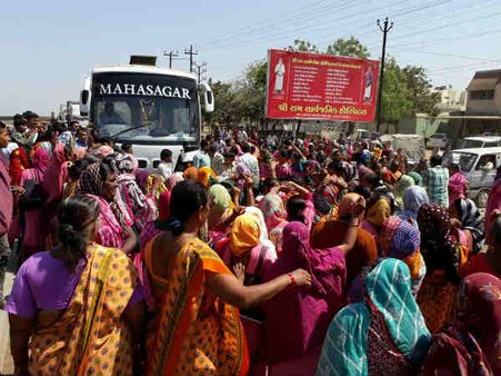 ગુજરાતમાં આંગણવાડી બહેનો ફૂલ જોરમાં, ઠેર ઠેર વિરોધ