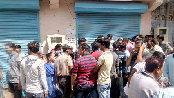 અમદાવાદમાં થઇ પબ્લિક લૂંટ, પોલીસ આવે તે પહેલા સૂપડા સાફ