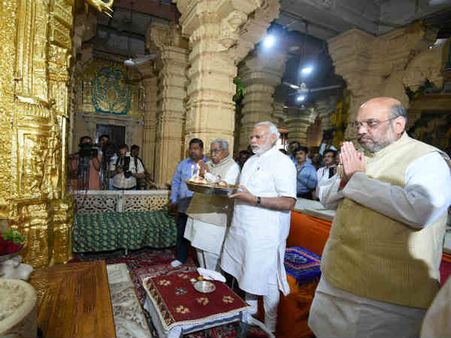 સોમનાથમાં કેશુબાપા, મોદી અને અમિત શાહની ત્રિપુટી સાથે દેખાઇ