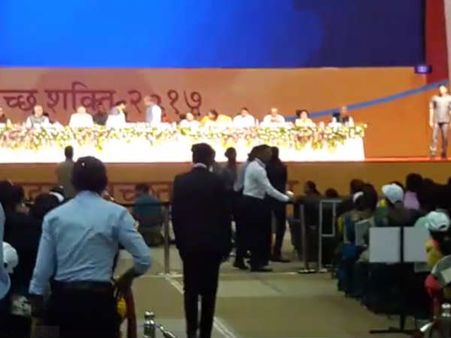 Video: મોદીથી સામે આ મહિલા સરપંચને મોઢું દબાઇ લઇ ગયા