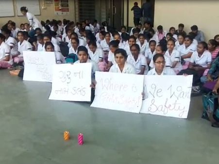 લંપટ પ્રોફેસર સામે પગલા ભરવા વિદ્યાર્થીનીઓની માંગ