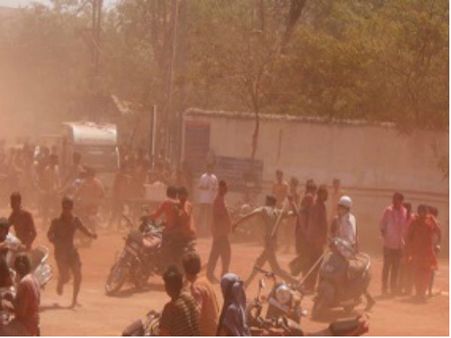 યુવતી પર રંગ નાંખી હેરાન કરતાં યુવકોને પોલીસનો મેથીપાક