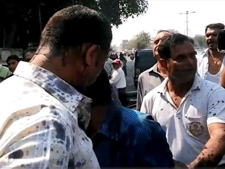 લાંચકાંડ: આરોપી પર ફેંકાઇ શાહી, કોર્ટે આપ્યા રિમાન્ડ