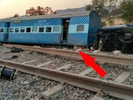 UP રેલ દુર્ઘટના, એક્સપ્રેસ ટ્રેનના 8 ડબ્બા પાટા પરથી ઉતર્યા