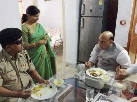 ગૃહમંત્રી રાજનાથ સિંહે અંધ BSF જવાન સાથે લીધું લંચ