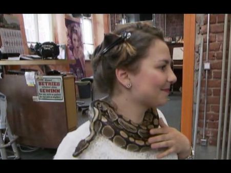 Video: આ સલૂનમાં મસાજ એક જીવતો અજગર આપે છે!