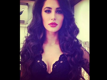 સોશિયલ મીડયા પર એક્ટિવ