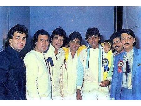 અમિતાભ બચ્ચન સાથે ટક્કર અમિતાભ બચ્ચન સાથે ટક્કર