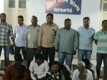 ભાવનગરમાં પોલીસે 9 જુગારીઓને ઝડપી પાડ્યા.