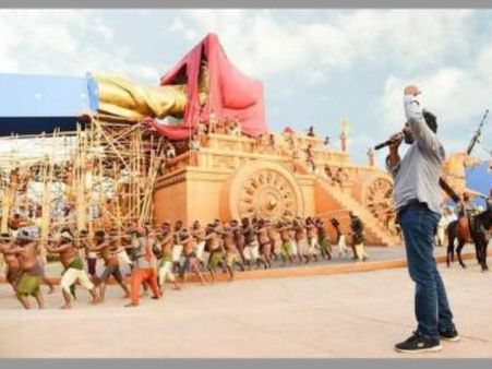 ભવ્ય અને વિશાળ સેટ