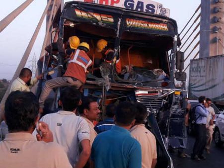 કેબલ બ્રીજ પર બે ટેન્કર વચ્ચે અકસ્માત સર્જાતા મોલાસીસ થયું લીક