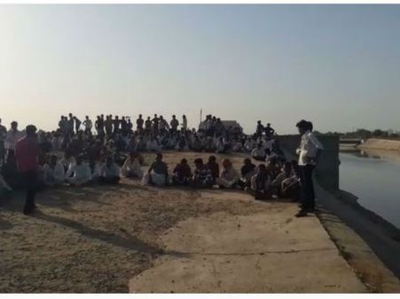 પાણીની અછતથી ત્રસ્ત ખેડૂતોનું વિરોધ પ્રદર્શન