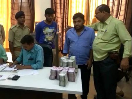 1.25 કરોડની નવી નોટો સાથે બે શખ્સસોને ઝડપ્યા હતા