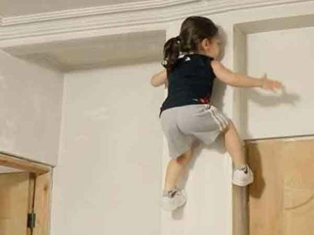 #ViralVideo: સ્પાઇડર મેન કરતાં ઝડપથી દીવાલ ચડે છે આ બાળક