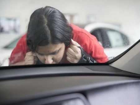 Video: મફતના નામે આ મહિલાને Kiss કરવાથી મળી લક્ઝરી કાર