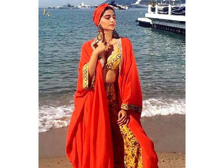 કાન્સમાં પહેલા દિવસે તો છવાઇ સોનમ, પરંતુ બીજા દિવસે?