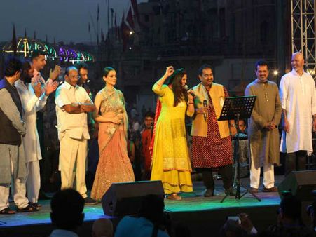 ગંગામાં લગાવી પાંચ ડુબકી ગંગામાં લગાવી પાંચ ડુબકી